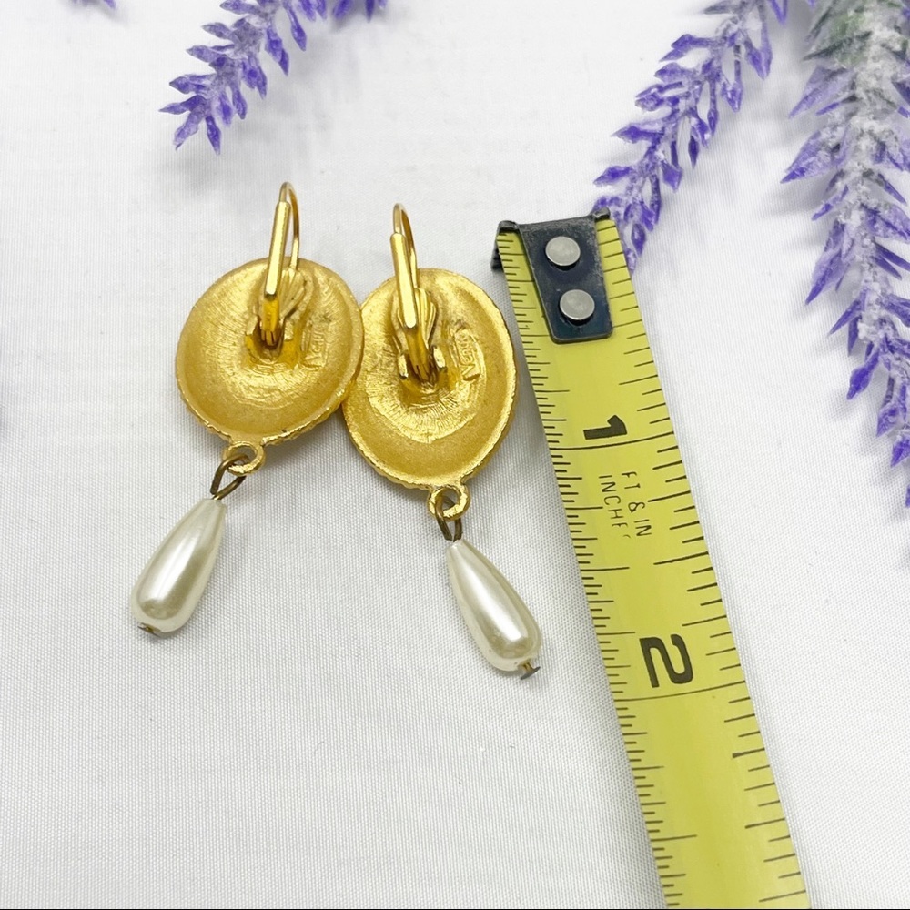 Vintage Venue Stunning Matte Gold Tone Tear Drop Pearl Clip On Earrings - Picture 4 of 4